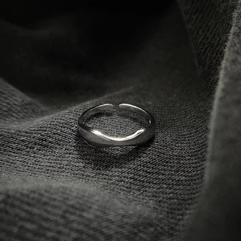 Fashionable brand ring for men and women, women's style, on index finger