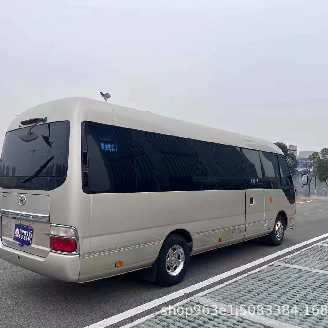 Экспорт 20-местного пассажирского автобуса с комфортабельной кабиной, автобуса Coaster, роскошной пассажирской кабиной, автоматическими дверями и противоскользящими шинами.