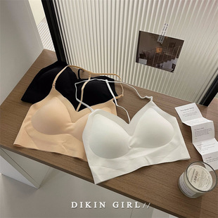�������������¿��ڰ�ɫ�ļ��첱����һƬʽ�o�۟o�Ȧ����Ů