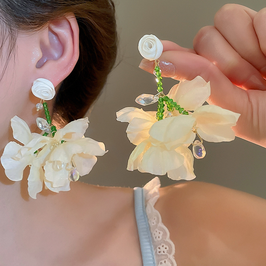 Pendientes de borla de flores de tela de aguja de plata Pendientes de estilo de vacaciones junto al mar