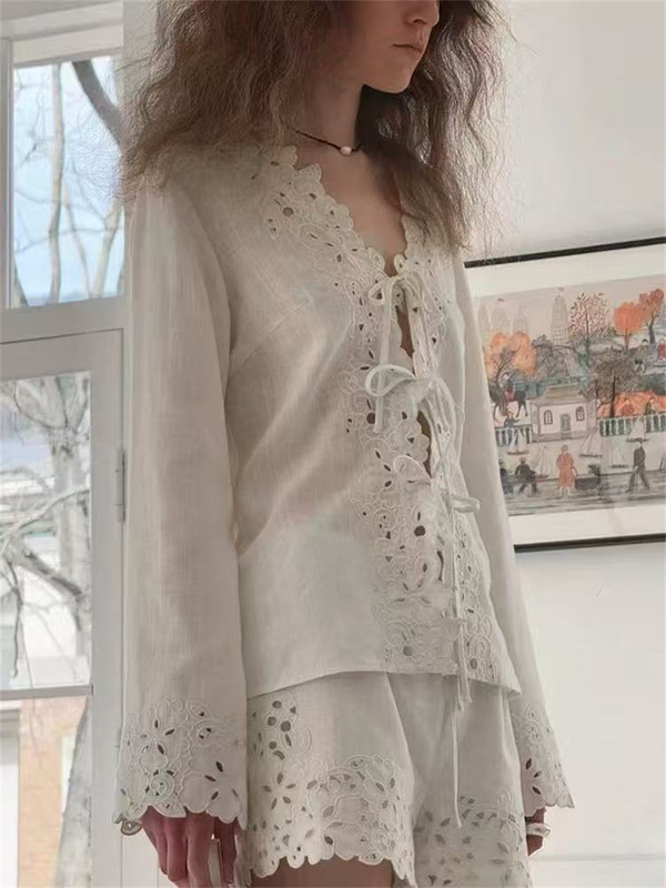 フランス式の大衆25春夏のシルクの亜麻の刺繍のvネックのひものシャツはひもを引いて腰の半ズボンのスーツを緩めます。|undefined