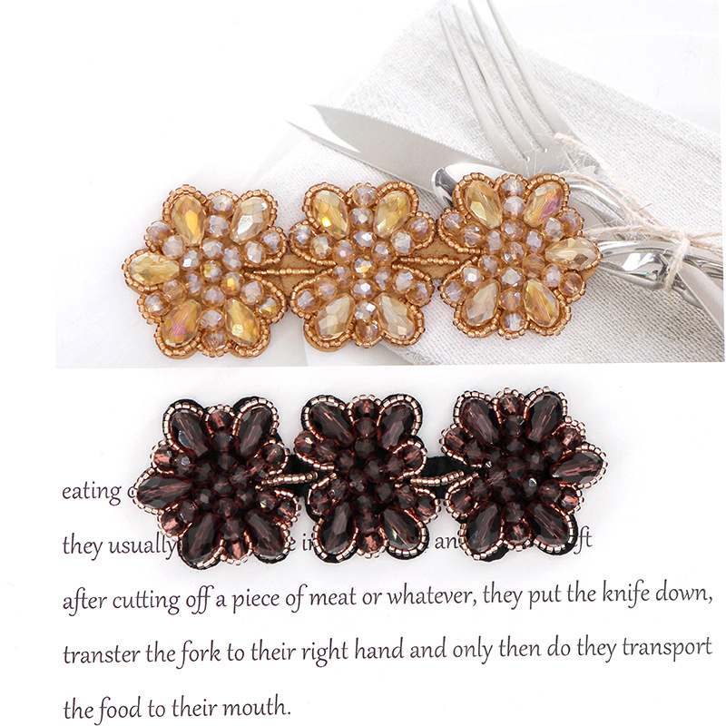 厂家直供服装鞋帽包辅料布贴  三朵连体水晶花胸针DIY手工饰品