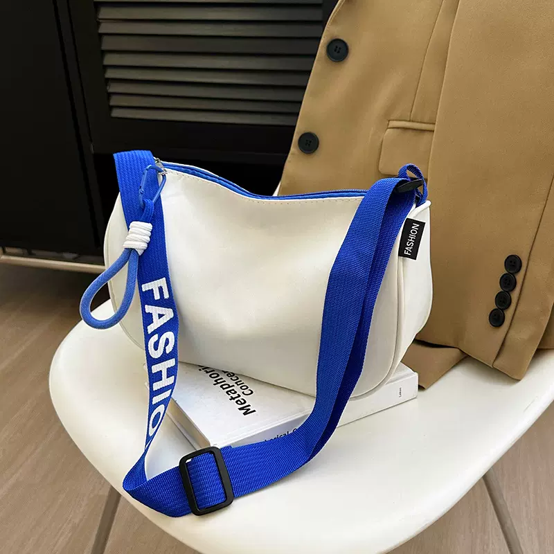 2025初秋新款简约斜挎包质感通勤百搭包包休闲小众大容量枕头包