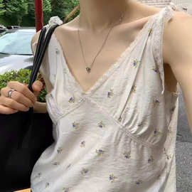 陌奈·XH 韩系蕾丝花边碎花吊带东大门夏季新款甜美V领显瘦上衣女