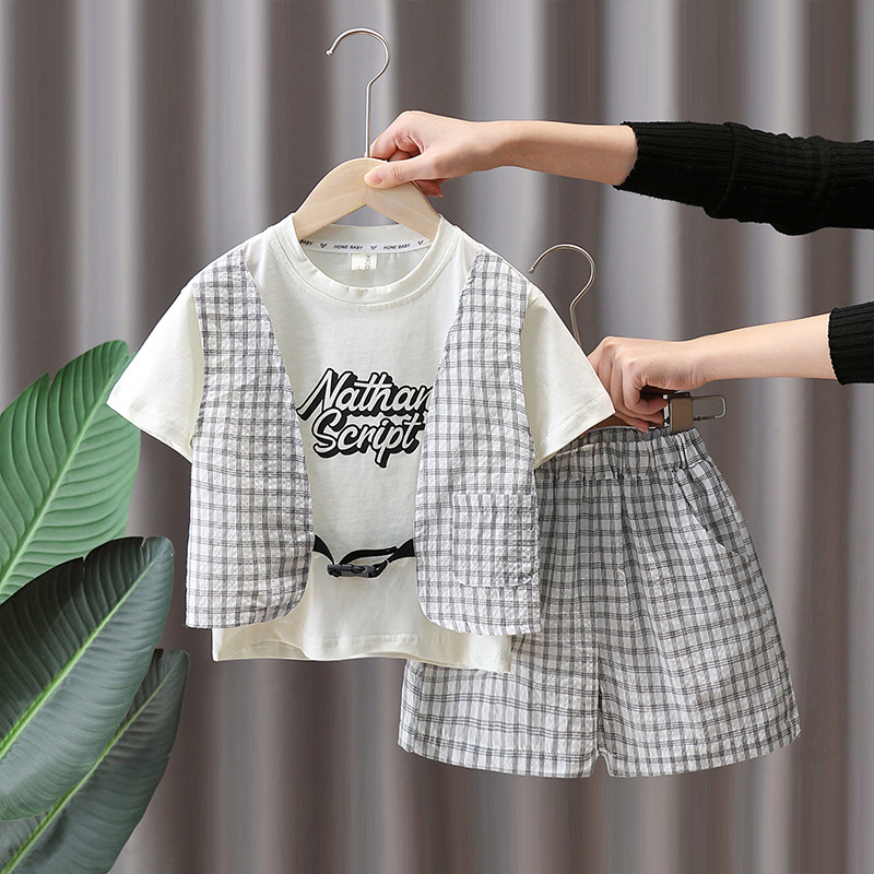 7175 Traje de verano para niños 2025 Nuevo traje de dos piezas falso rojo de Internet para niños Verano coreano de dos piezas de manga corta de la calle frita