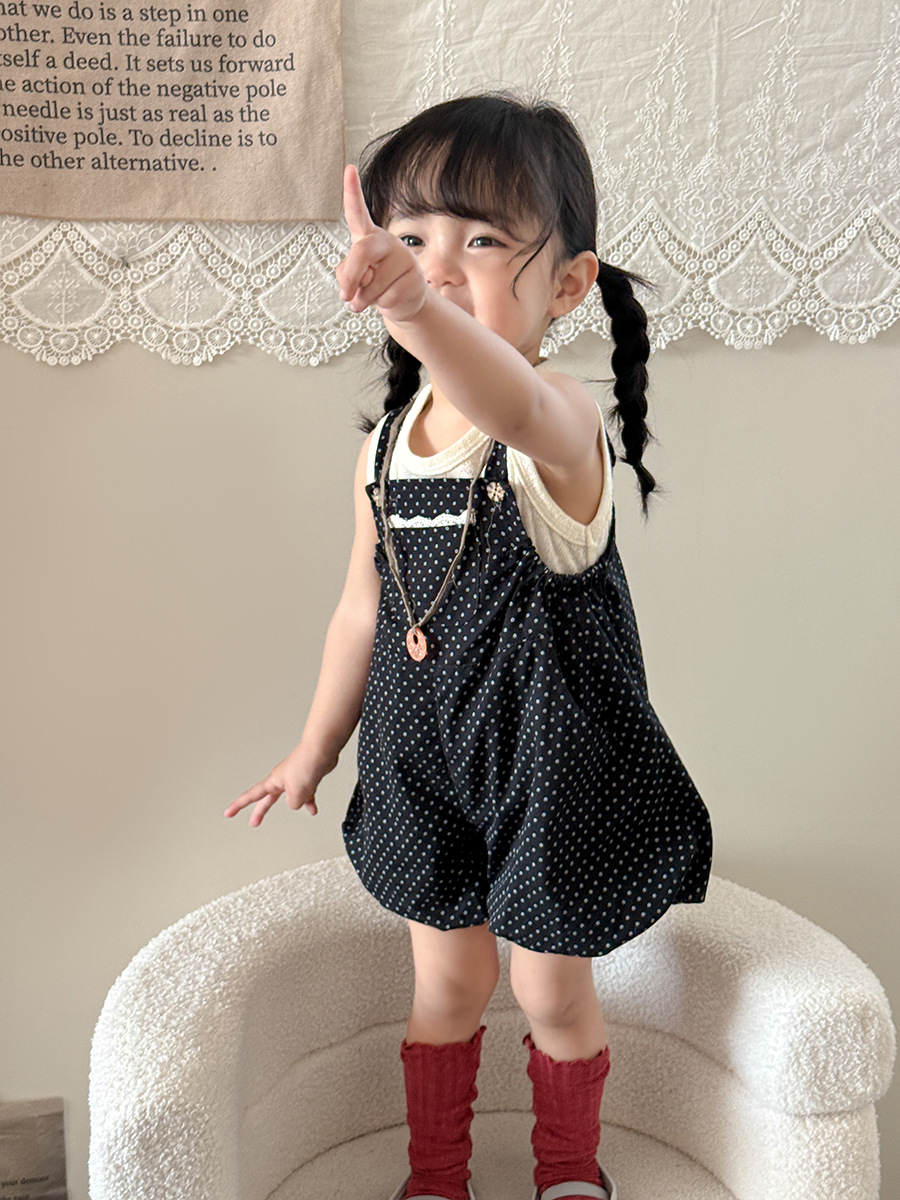 サトウキビの子供服の女の子のスーツの夏の2025新型の子供の韓国版のベストの背もたれのズボンの2つのセットの赤ちゃんの服