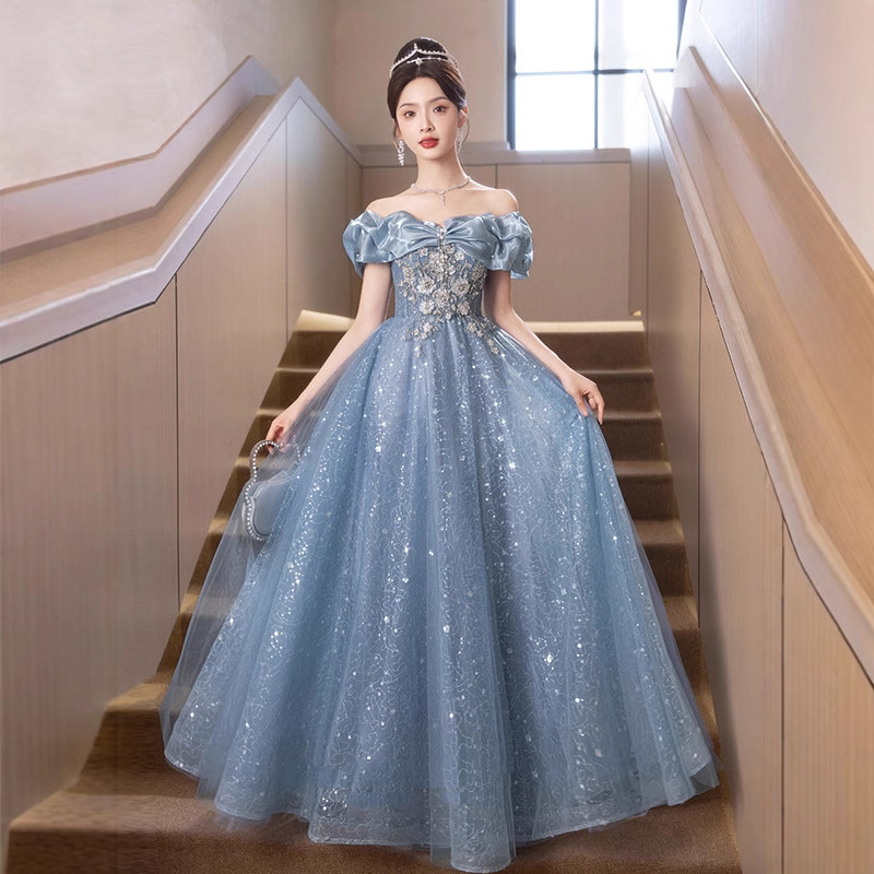 Un hombro azul vestido de noche 2025 nuevo estilo de gama alta hermoso lujo ligero nicho anfitrión de alto nivel sensación de reunión de año nuevo mujer