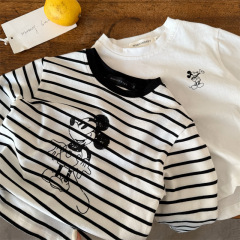 在庫あり子供用 Tシャツ 2025 春の新作男の子と女の子のストライプ漫画ボトムシャツベビー多用途 Tシャツトレンディ
