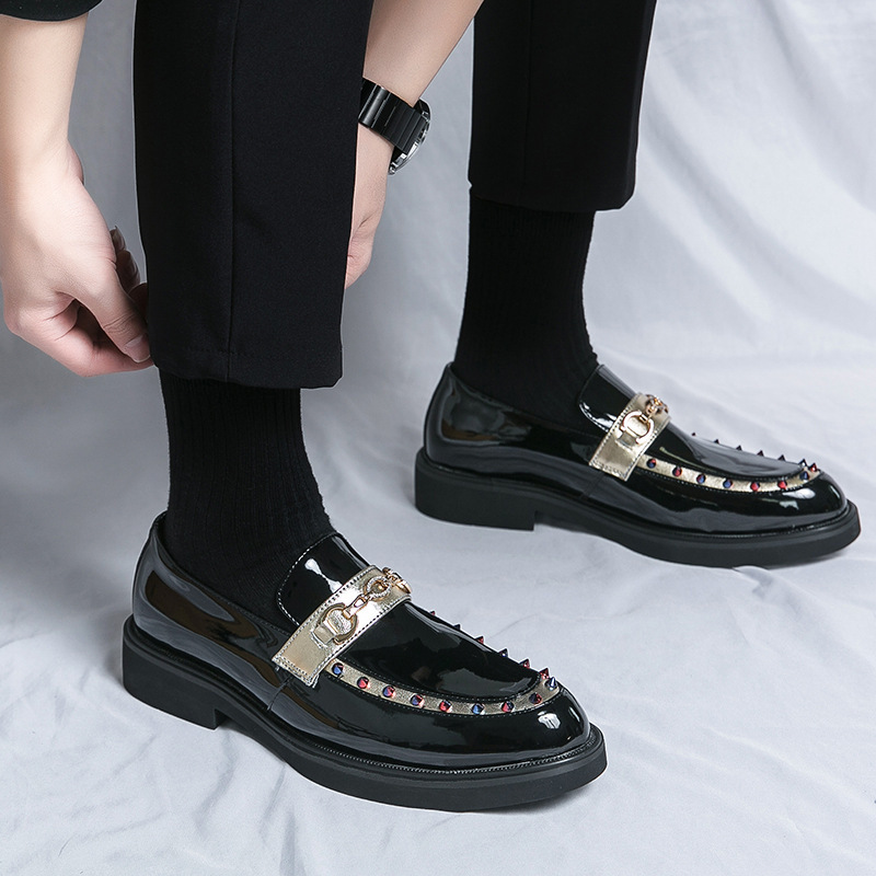 Botas de guerra de oro de Chelsea de tamaño transfronterizo, 46 zapatos de cuero de moda, zapatos de moda de clavos de sauce, zapatos de moda para hombres.