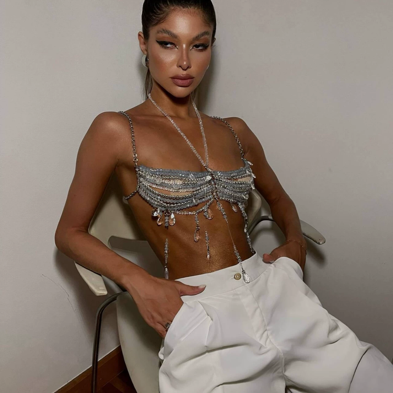 Европейские и американские подиумы показывают имитацию жемчужных хрустальных нагрудных цепочек