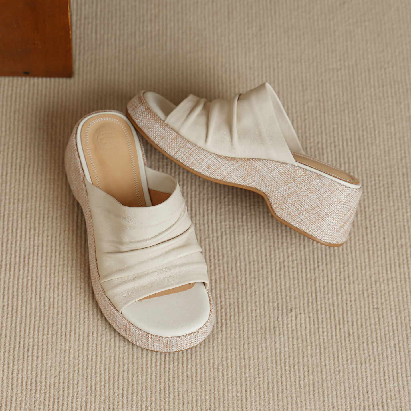Sandal nữ da cừu gót xuồng đế dày hở mũi quai ngang — màu trắng ngà