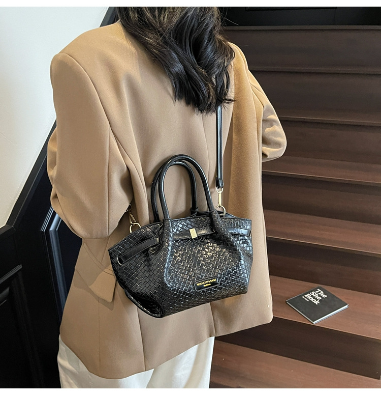 Simple crossbody bag 2025, single-shoulder bucket bag, Spring new style for work, Korean style bag, embossed commuting fashion bag for women undefined