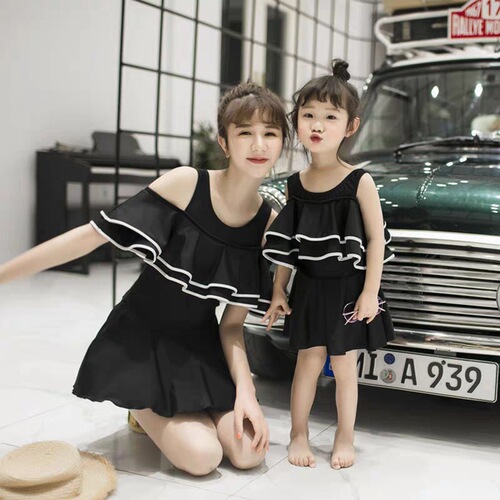 Parent-child swimsuit, new mother-daughter one-piece boxer shorts, tummy-covering and slimming swimwear, Korean-style off-shoulder swimsuit for girls and children.