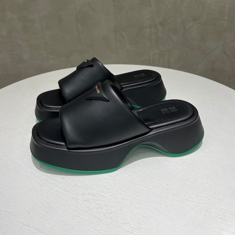 Foreign trade wholesale thick-soled slippers women's summer 2022 fashion new line-shaped platform cake bottom thick-soled wedge sandals women