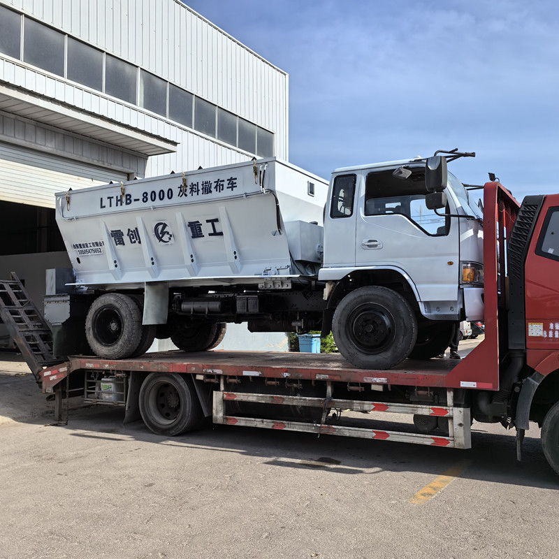 修路工程用石灰水泥撒布车 封闭式公路撒灰车