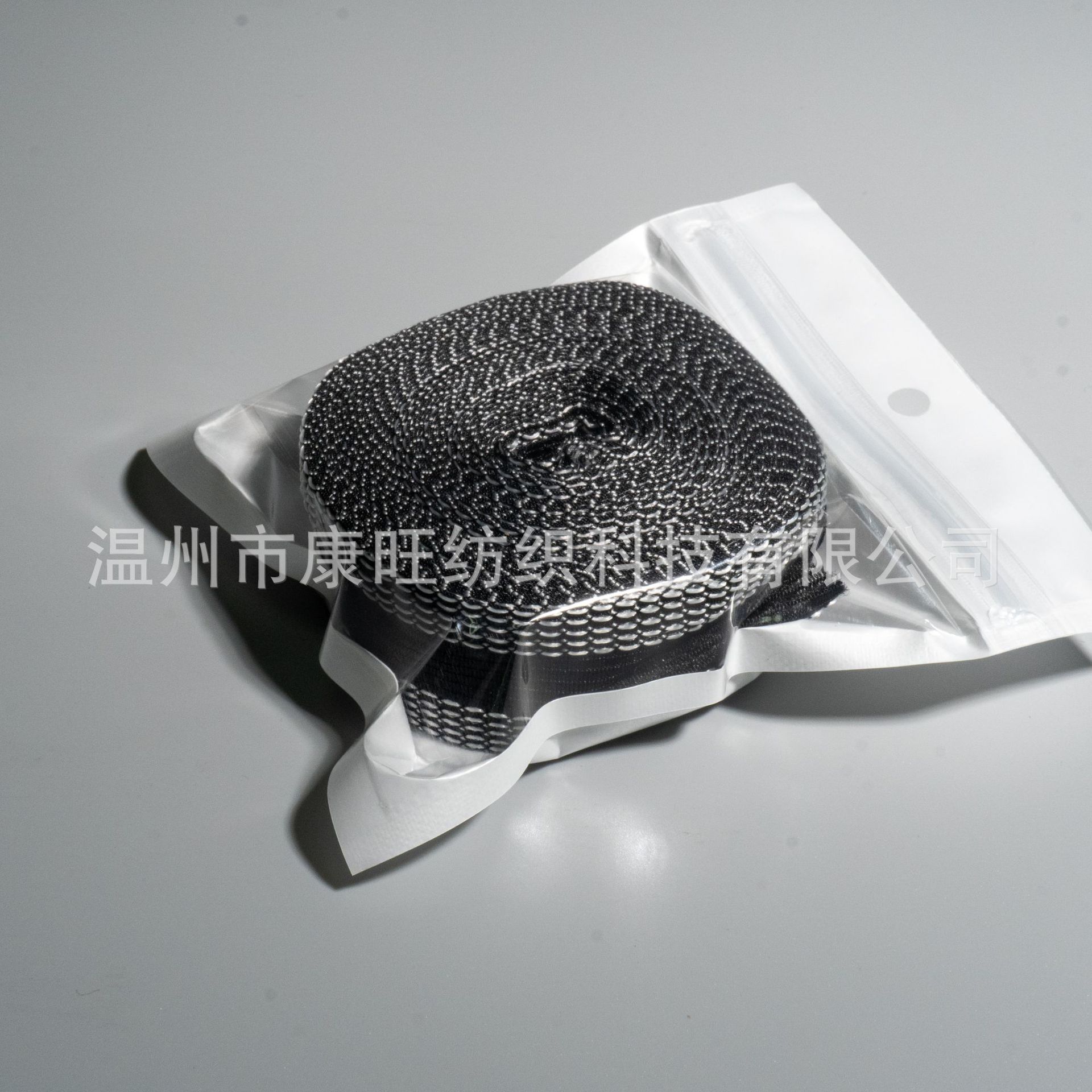 Los pantalones de la fábrica de Wenzhou se pegan en la boca del pantalón se acortan