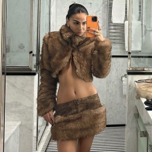 2024冬季新品气质优雅纯色翻领露腰毛绒外套皮面设计短裙两件套