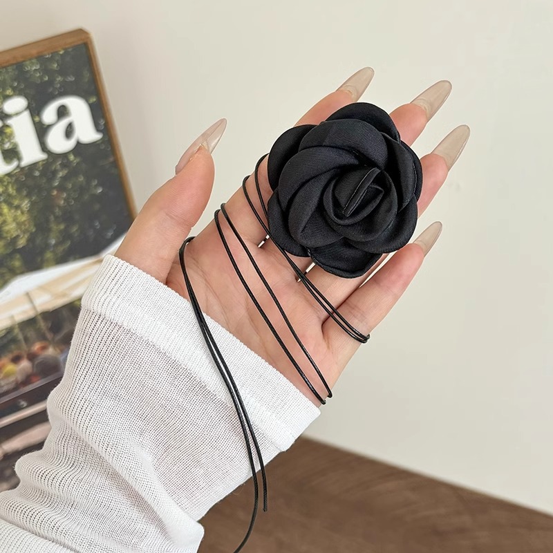 Collar con cuello de rosa Serie Camellia Choker Flores en blanco y negro Sexy clavícula French Sensation