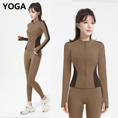 スタンドカラーのジッパーの外にヨガ服のコートを着てスポーツ上着を修理します。