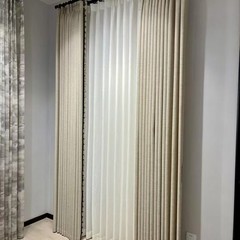 シンプルでモダンな寂しい寝室のベランダのカーテンのレトロなカーテンの客間