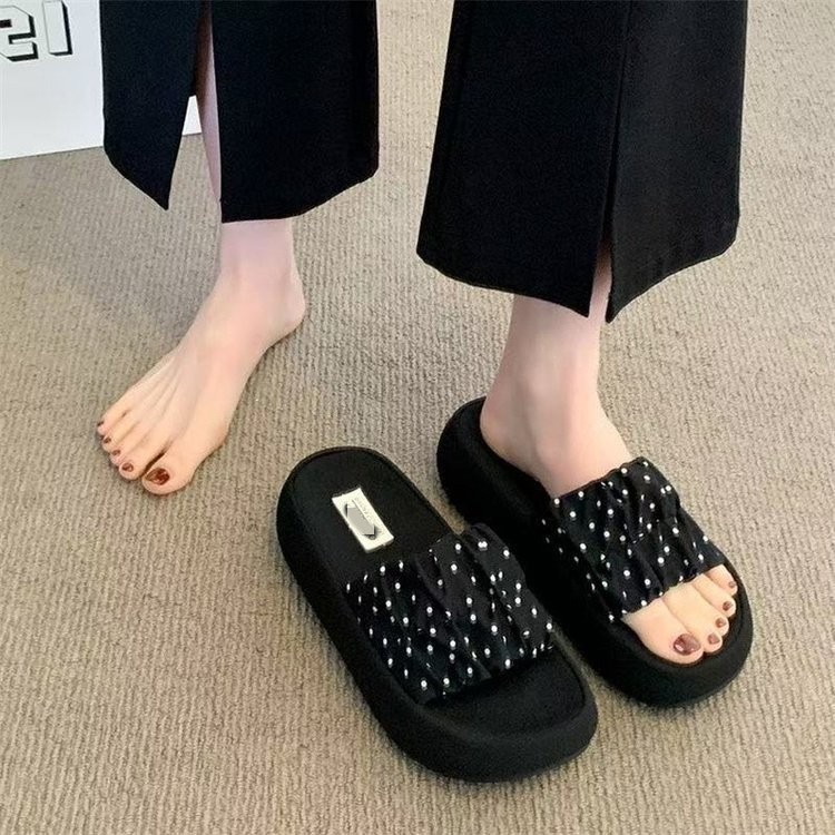 Zapatillas de fondo grueso de punto de onda 2026 nuevo viento fragante con falda de vacaciones de playa zapatillas de palabra