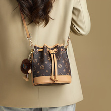 水桶包包2025新款女包夏季时尚单肩包手提包高级感大容量斜挎包