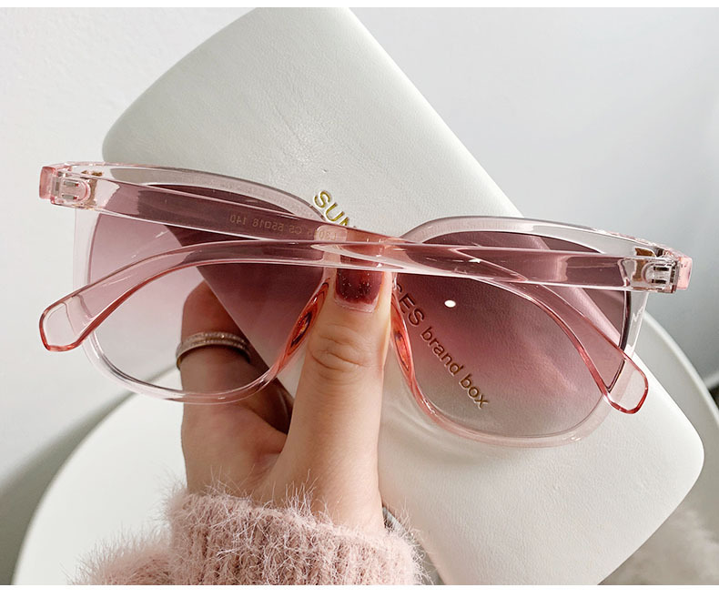 Sunglasses in Black Frame