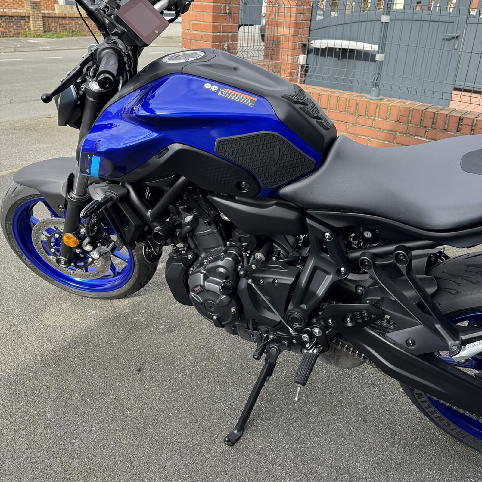 Suitable for Yamaha MT-07 21-23 motorcycle fishbone side anti-slip fuel tank rubber protective sticker