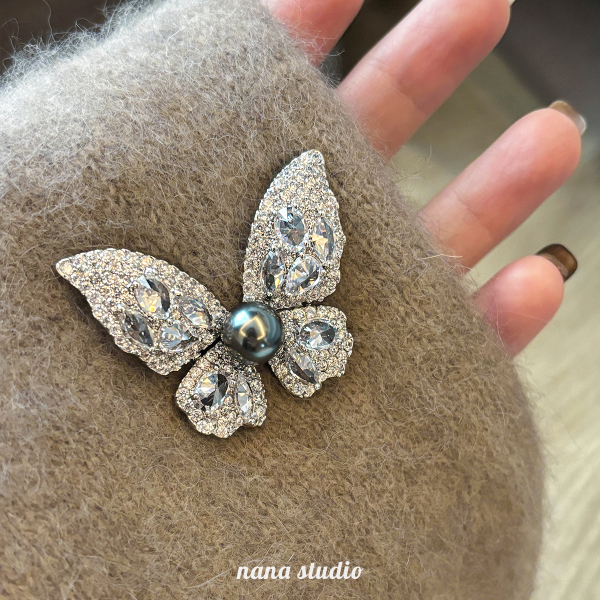Brooch pearl