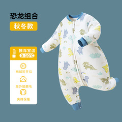 子供の春と秋の寝袋の赤ちゃんは足を分けて蹴られます。