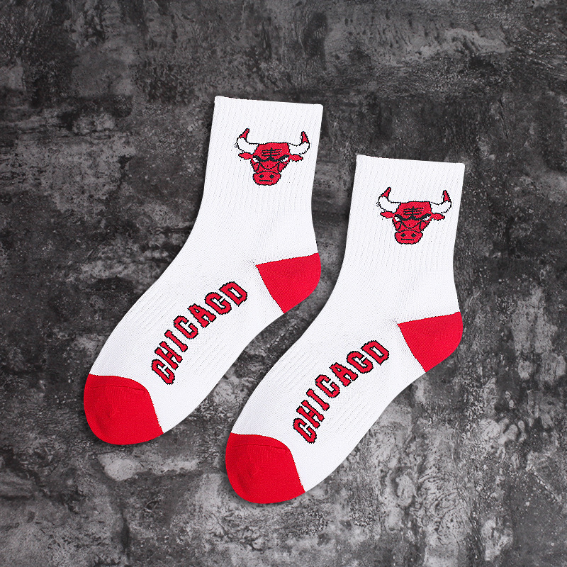 Calcetines de algodón para hombres a media pierna calcetines de baloncesto de la NBA de moda europea y americana logotipo del equipo estilo universitario estudiante calcetines deportivos hombres