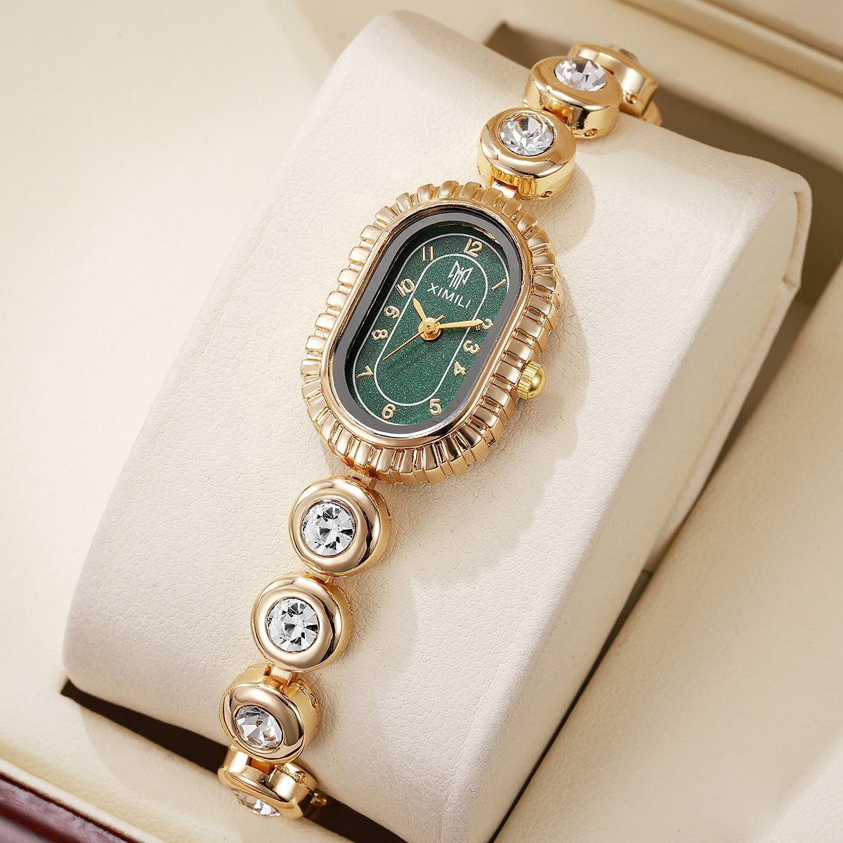 New Vintage Light Luxury Jewelry Oval Arch Fashion Compact and Elegant Gold-Tone Women's Bracelet Watch with Large Diamond Numerals