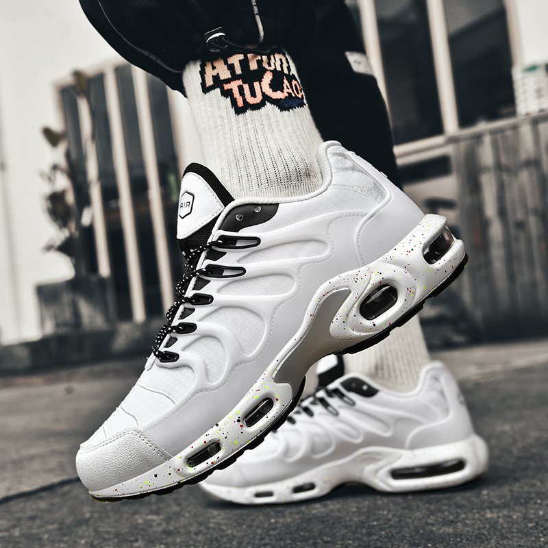 秋冬のエアクッションの緩い振動はランニングシューズの男性のネットの通気性の耐摩耗性の運動靴の新型の男性のランニングシューズを弾きます。