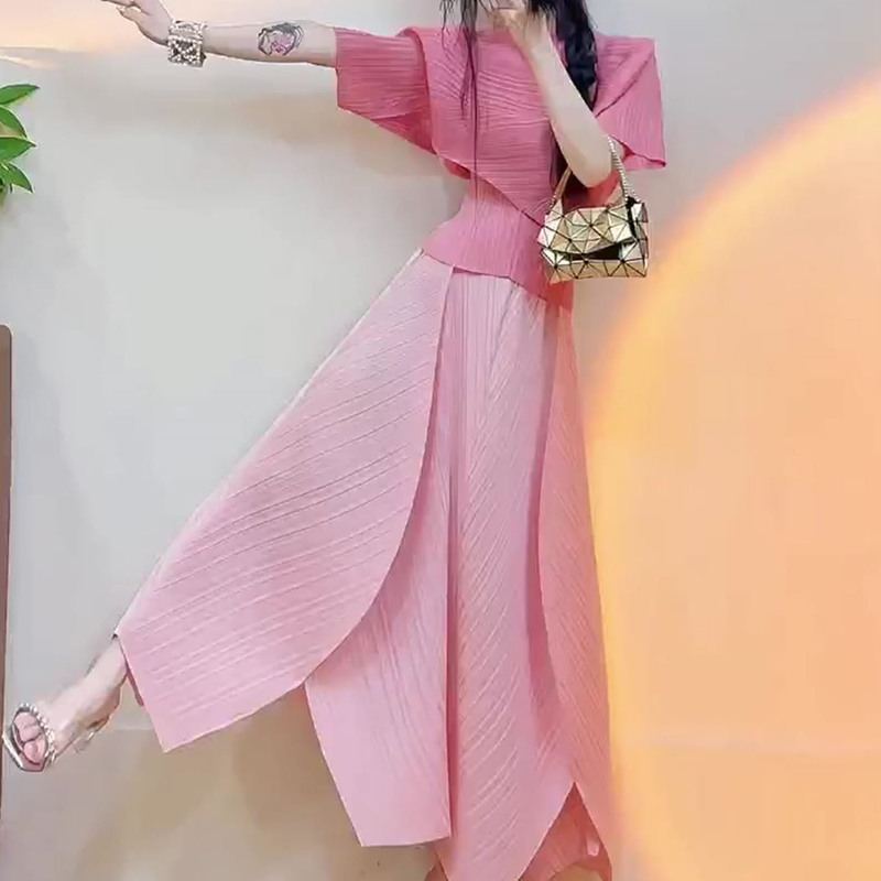 Minimalist Pink Outfit, a Complete Set of New Summer Styles, Waist-Cinching Short-Sleeved Slimming Top, Skirt, and Pleated Suit