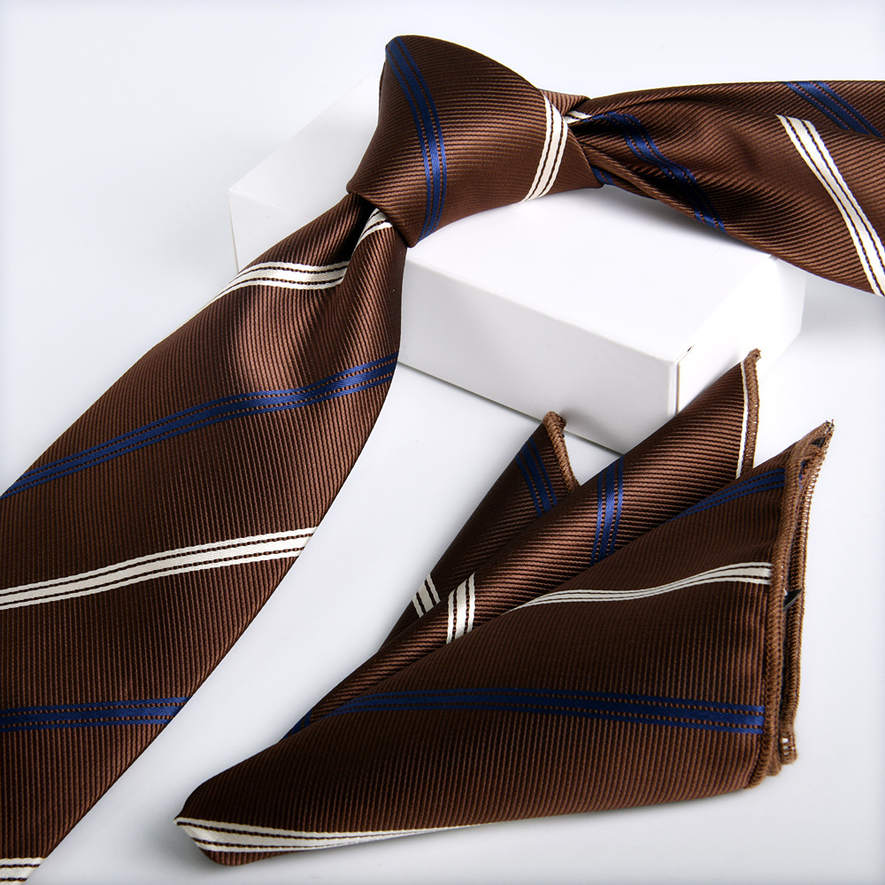 Set cravatta e pochette da uomo elegante rigata marrone_voghion.com
