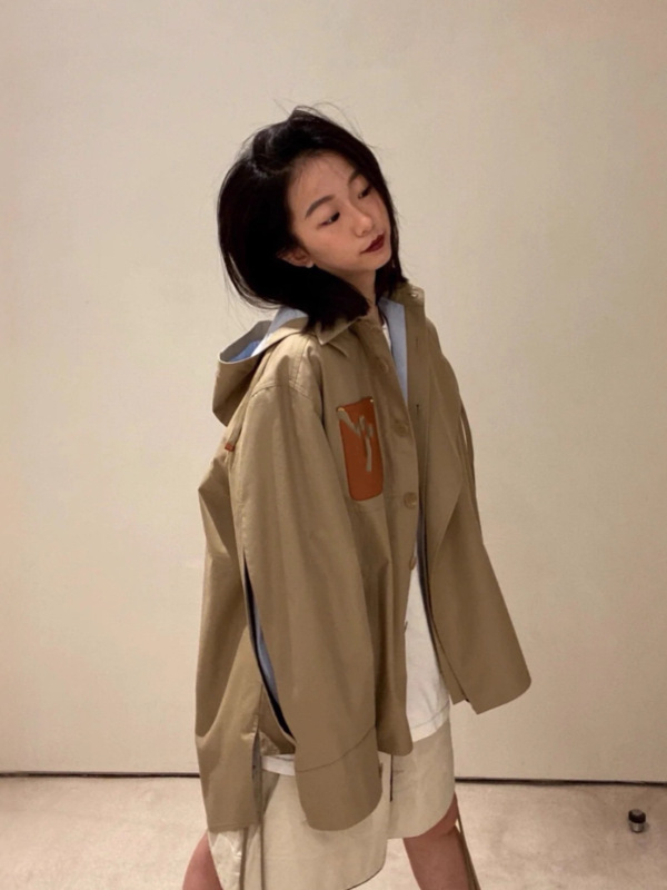 2025秋季新款翻领带帽子可脱卸前短后长两侧开叉设计风衣外套女|undefined