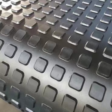 松荣现货保护性能好铺地垫防潮 黑色小方块防滑板橡胶垫畜牧垫