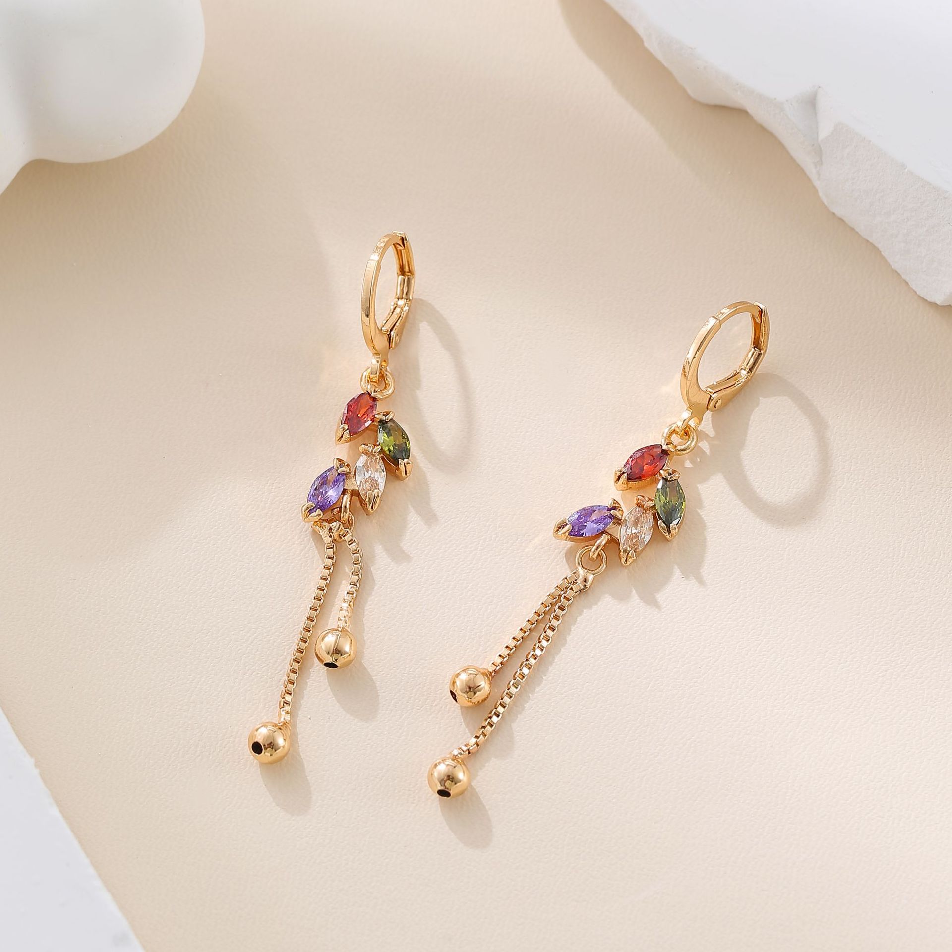 Amazon transfronteriza nueva moda exquisita con diamantes de zircón flores y hojas de aretes de bordilla diseño único