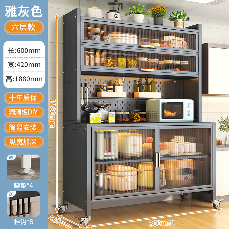 台所の物置棚家庭用の雑物のロッカーが床に落ちて、多層の物置棚の調味料の食器棚が壁の食器棚に寄りかかっています。|undefined