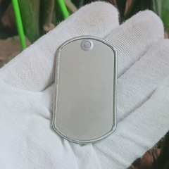 ステンレスの第二次世界大戦の巻き方の犬の札の太鋼の軍の札のプレスは字の凹凸の金属の身分の札の米軍の犬の札を彫ります