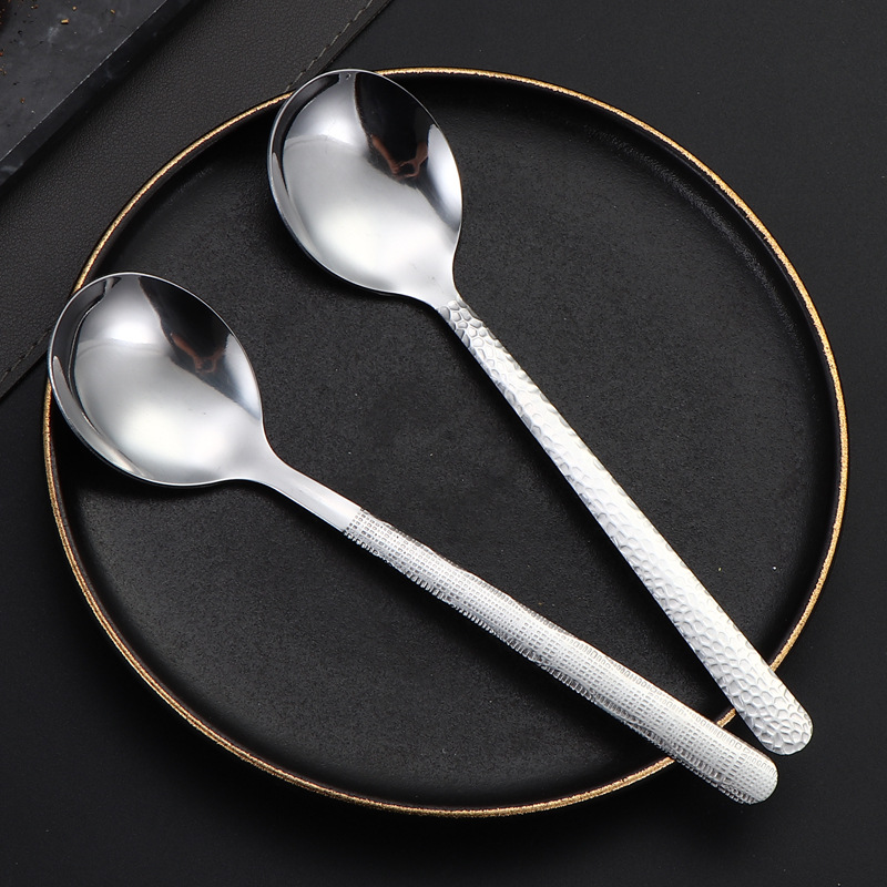 Red de celebridades Cuchara de acero inoxidable Cuchara con patrón de piedra con mango largo Cuchara de alto valor elegante con patrón de martillo Cuchara para sopa para comer Cuchara de postre