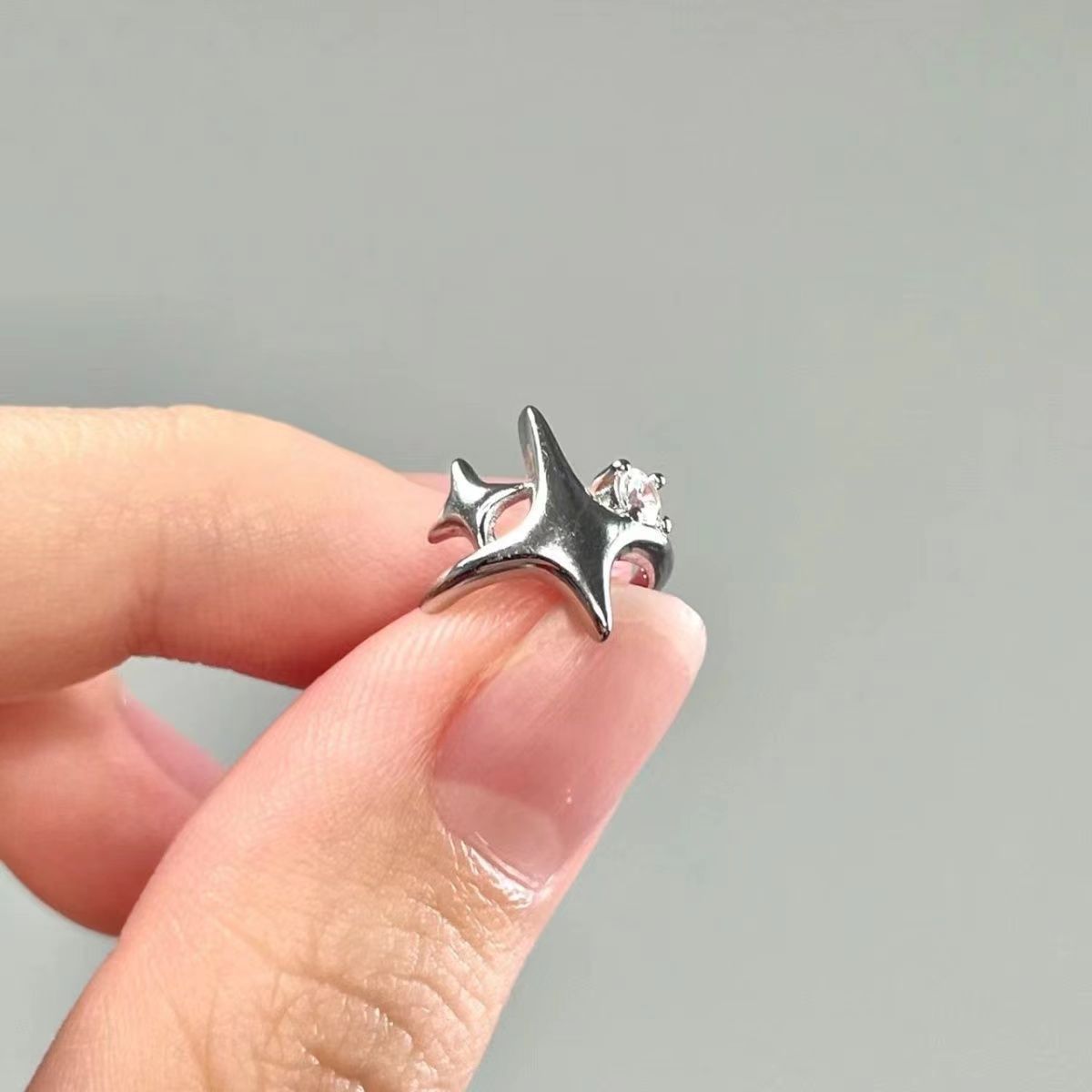 Venta al por mayor de diamantes pequeños geométricos simples, clip de hueso de oreja de estrella de cuatro puntas, clip de oreja sin orificio para la oreja, nicho femenino, joyería de oreja de personalidad retro fresca