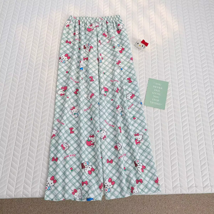 日本の少女は、夏のパジャマを散歩しています。|undefined