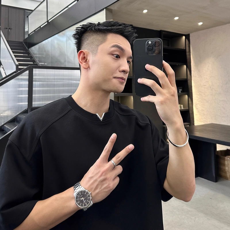 夏季男士短袖T恤高级感简约宽松上衣显肩宽小V设计款t恤上衣男士|undefined