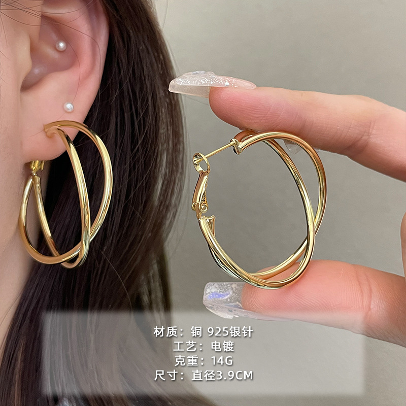 2025 nuevo estilo verano de moda anillo plateado círculo negro círculo fino temperamento europeo y americano aretes dorados de todo fósforo