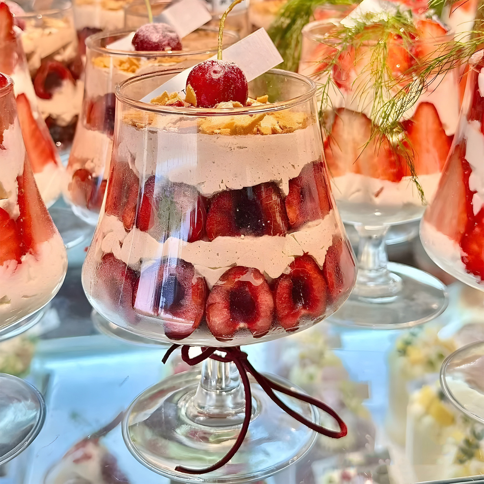 Hotéis en línea de brandy de pies altos cristal tazas de cristal tienda de pasteles de alto valor de cara barriga baja tazas de vino al por mayor