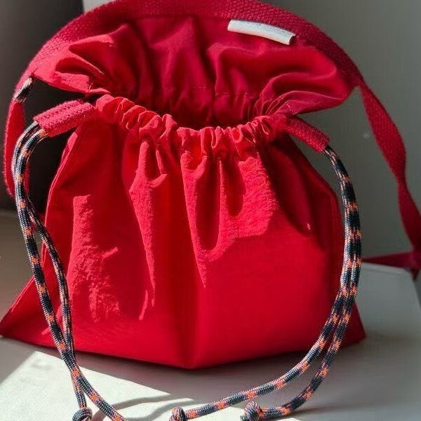 Thai Niche Designer Brand Drawstring Crossbody Bag, Cute, Simple, Lightweight Phone Bag, Lightweight Shopping Bag