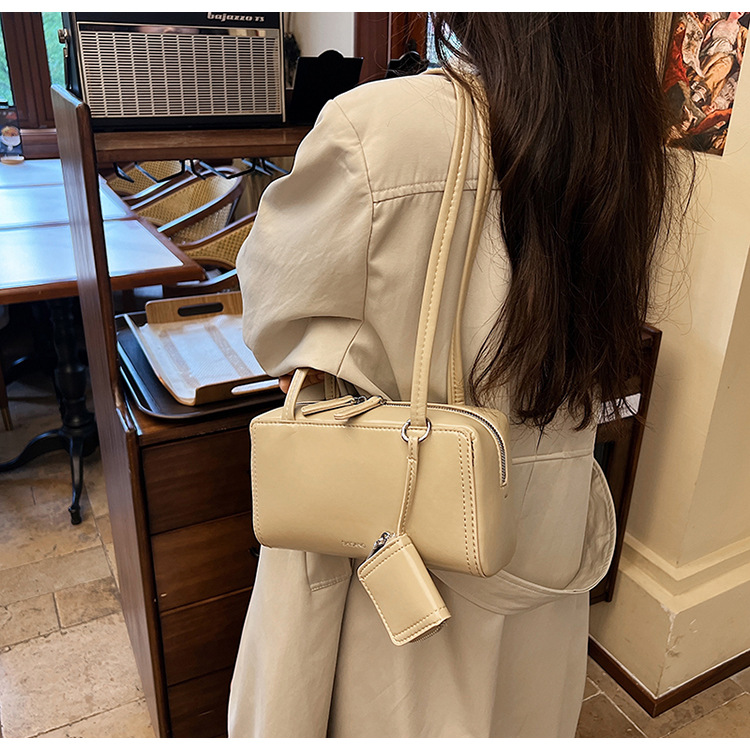 The 2024 new women's single-shoulder underarm bag is a simple and elegant commuting bag with a Korean-style niche design sense. It's a small square bag undefined