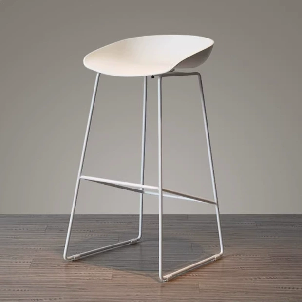 Модный скандинавский современный минималистичный высокий белый барный стул для дома или магазина телефонов.