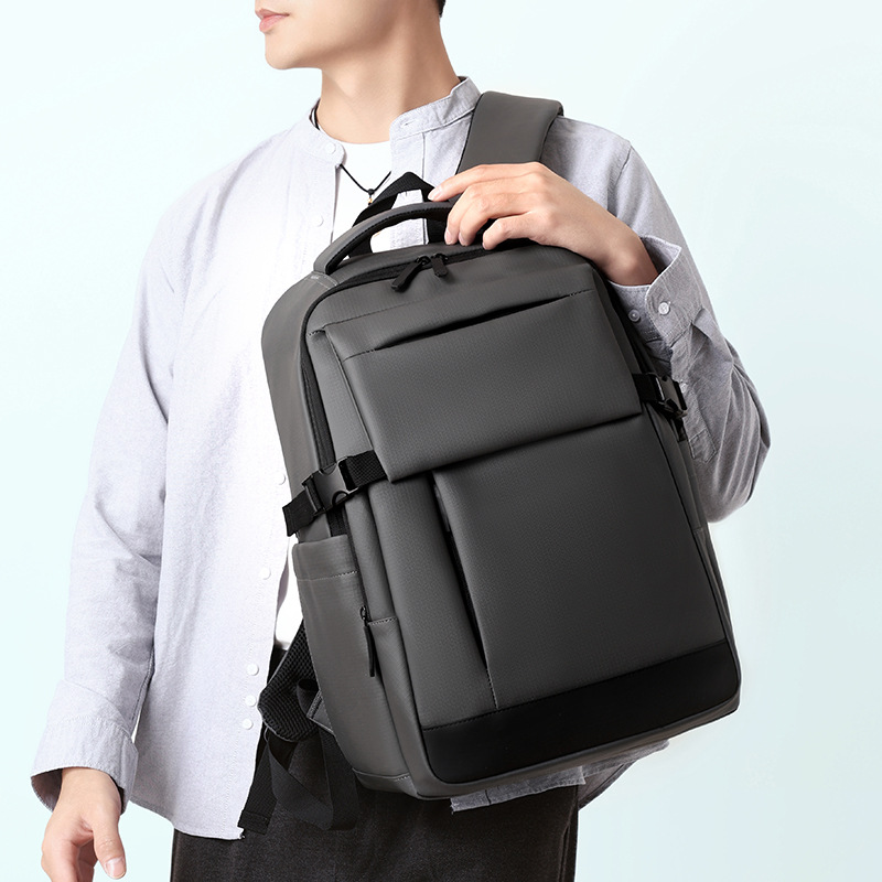 2025 nuevo transfronterizo simple película de cuero hombre mochila de hombro conveniente viaje de negocios bolsa de computadora de estudiantes a prueba de derrames